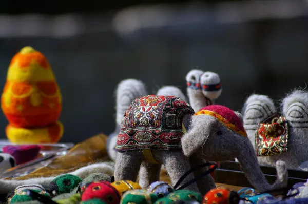 东方骆驼玩具在第比利斯街市场 — 图库照片