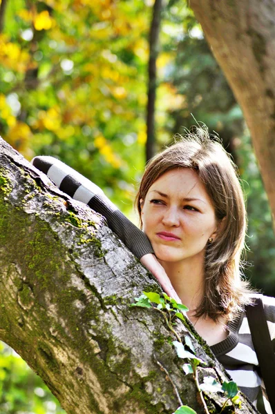 Schöne junge Frau spaziert im Herbstpark — Stockfoto