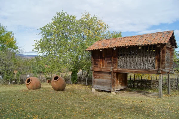Otoño: arquitectura georgiana antigua y paisajes rurales al aire libre — Foto de Stock