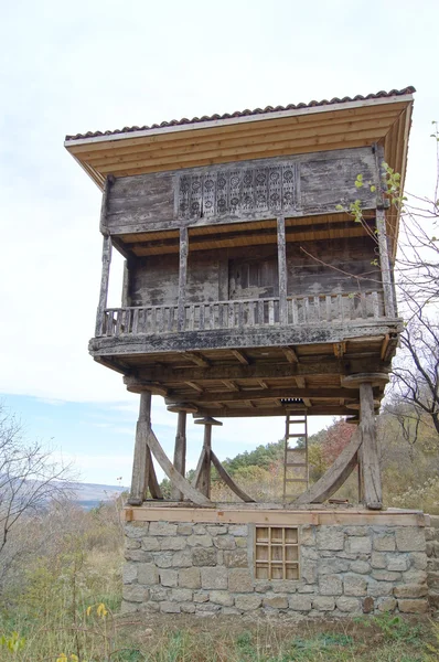 Otoño: arquitectura georgiana antigua y paisajes rurales al aire libre — Foto de Stock
