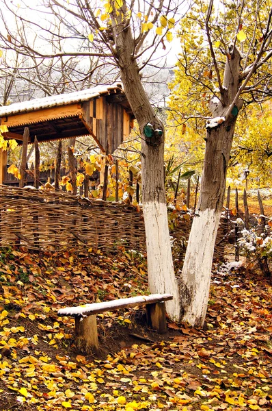 Outono: arquitectura georgiana antiga e paisagens rurais ao ar livre — Fotografia de Stock