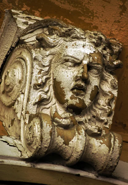 Máscara de Gorgon en la antigua fachada del edificio en el área histórica de Tiflis, Georgia —  Fotos de Stock