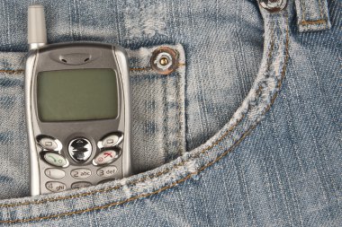 Mavi Jeans cebinde cep telefonu.