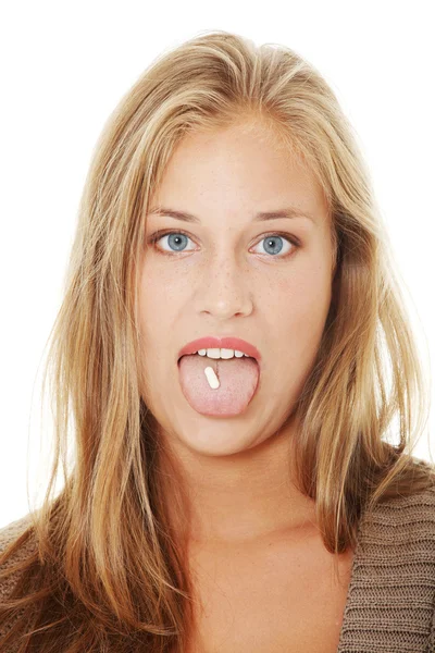 Ung kvinna med p-piller i hennes mun — Stockfoto