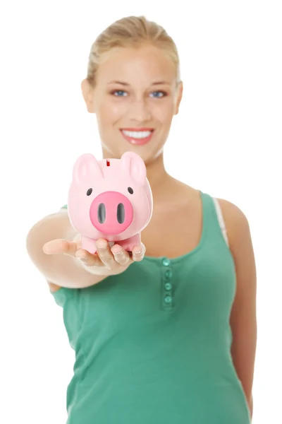 Jovem mulher bonita de pé com o banco porquinho (caixa de dinheiro ) — Fotografia de Stock