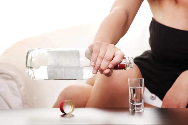Vrouw in depressie, alcohol (wodka drinken) — Stockfoto