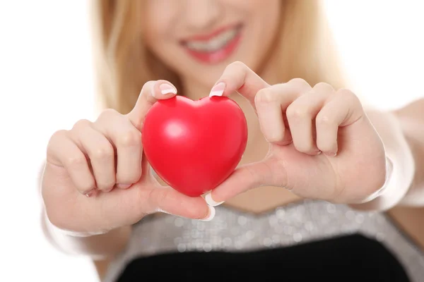Krásná mladá žena příležitostné drží červené srdce — Stock fotografie