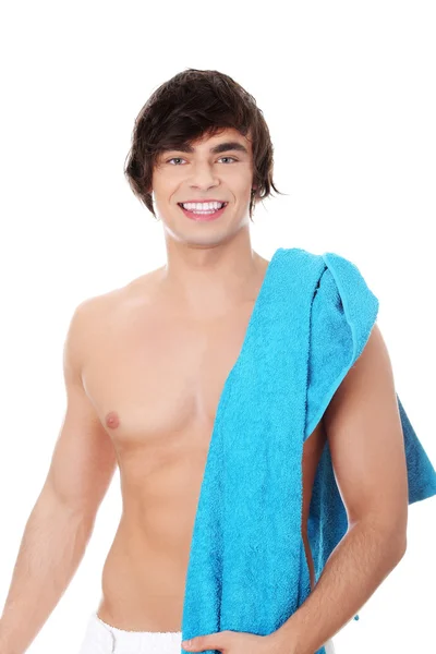 Młody człowiek z ręcznikiem. — Zdjęcie stockowe