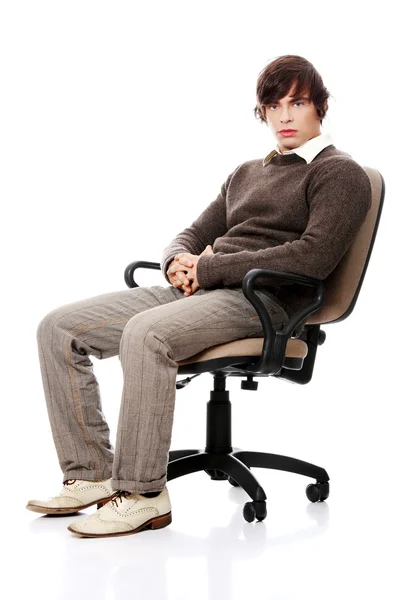 Jovem homem casual em uma cadeira — Fotografia de Stock