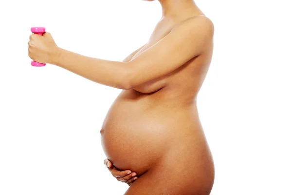 Donna incinta che tiene i manubri — Foto Stock