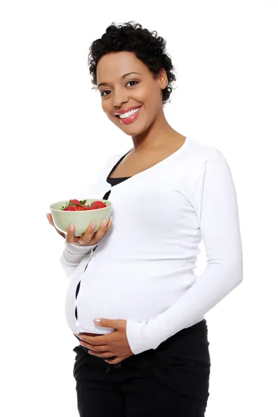 イチゴと妊娠中の女性 — ストック写真