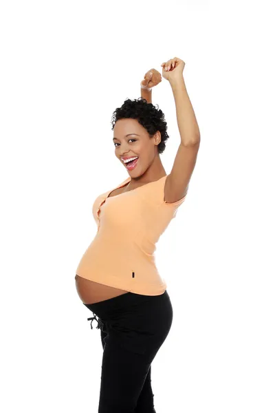 Szczęśliwa kobieta w ciąży z rękami w górze — Zdjęcie stockowe