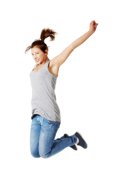 Молодая счастливая белая женщина, прыгающая в воздух — стоковое фото