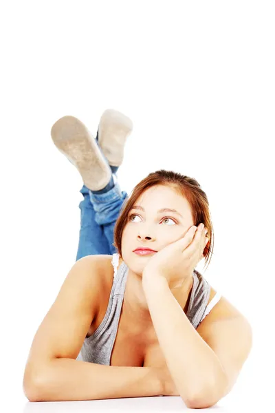Promyšlené dospívající dívka leží na její bříško — Stock fotografie