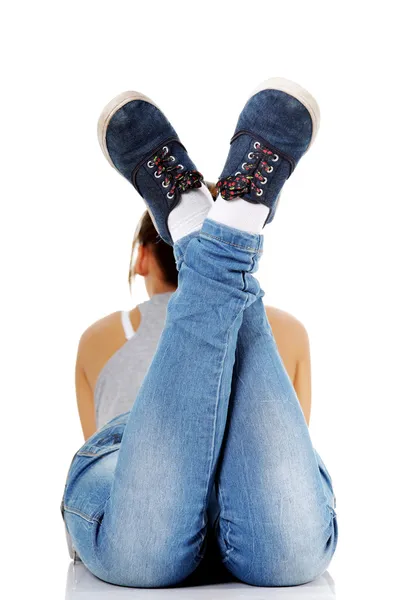 Vista posteriore della ragazza adolescente sdraiata sulla pancia — Foto Stock
