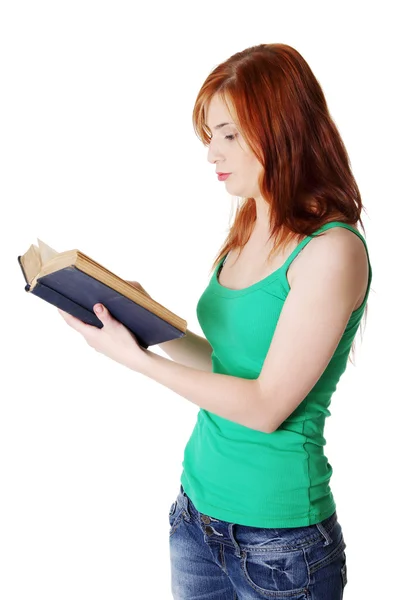 Stehendes Teenie-Mädchen liest ein Buch. — Stockfoto