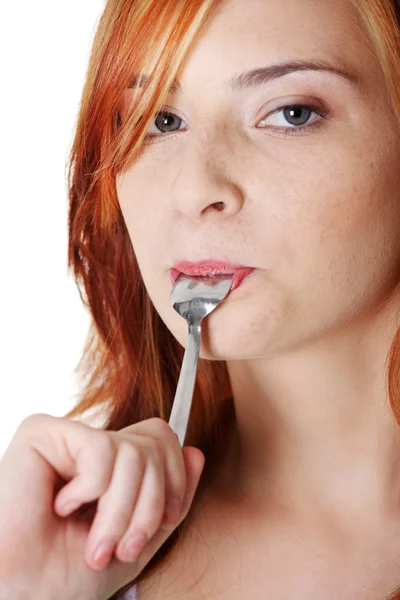 Adolescente studente leccare cucchiaio . — Foto Stock