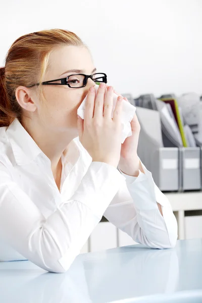 Sneezing woman in the office. — Stock Photo, Image