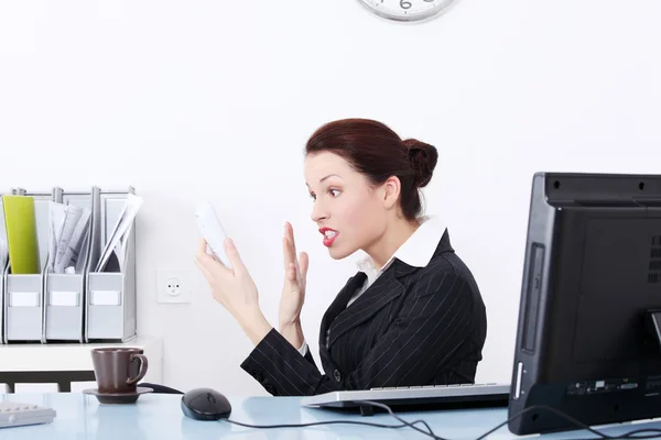 Rozzlobený podnikatelka křičí do telefonu. — Stock fotografie