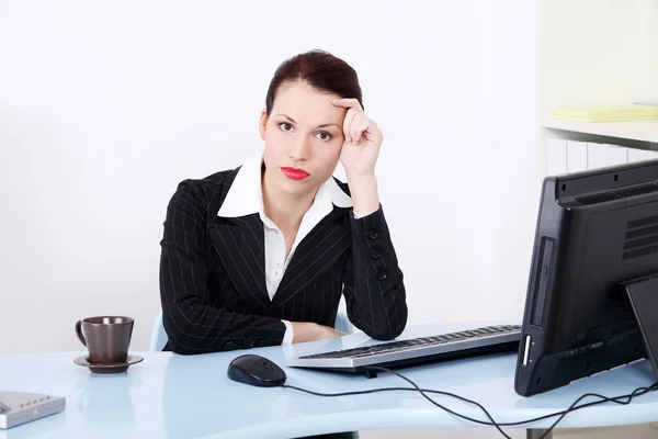 Trött affärskvinna på kontoret. — Stockfoto