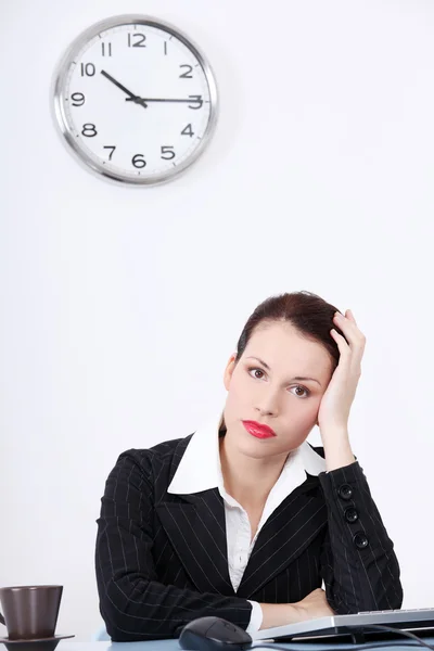 Trött affärskvinna på kontoret. — Stockfoto
