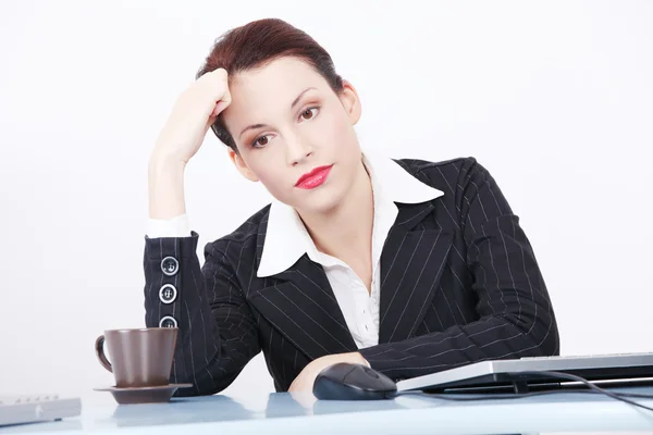 Pensando en una mujer de negocios sentada en la oficina . —  Fotos de Stock