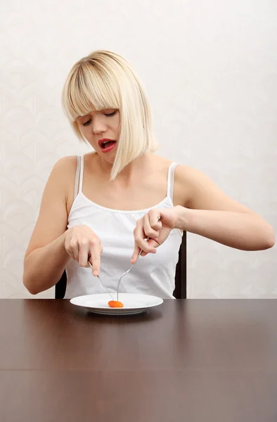 彼女のダイエットの食事を食べるブロンドの女性. — ストック写真