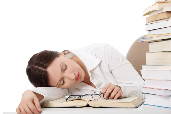 Ładna kobieta spanie na książki. — Zdjęcie stockowe