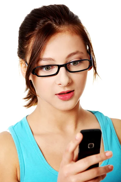 Upclose retrato de adolescente leitura sms . — Fotografia de Stock