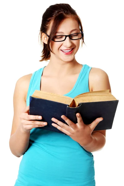 Студент підлітка читає книгу . — стокове фото