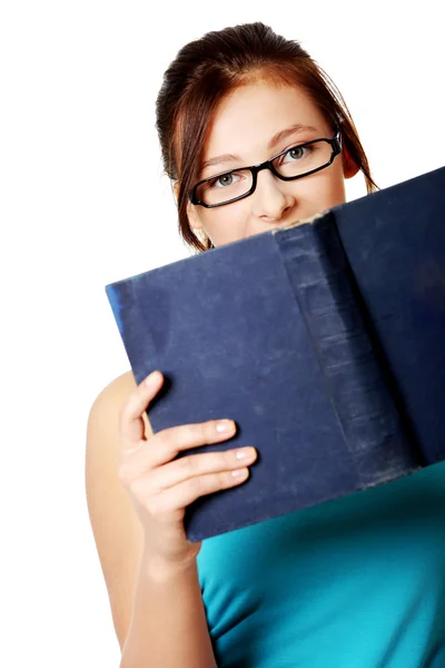 Jovem adolescente estudante segurando um livro . — Fotografia de Stock