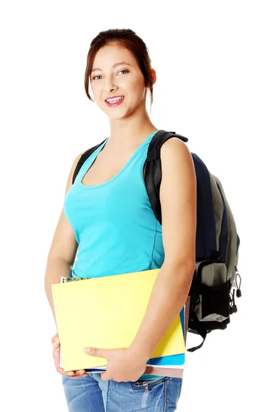 Souriant adolescent fille avec sac à dos tenant des notes . — Photo