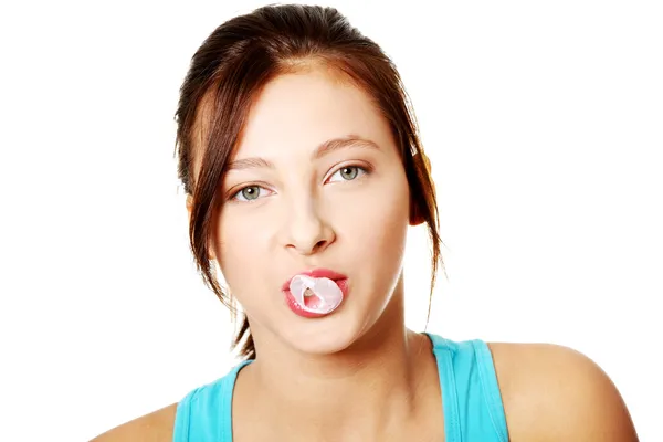 Tienermeisje probeert te doen een zeepbel van haar tandvlees. — Stockfoto