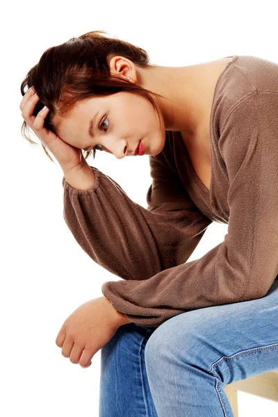 Menina adolescente triste em depressão pensando e tocando sua cabeça . — Fotografia de Stock