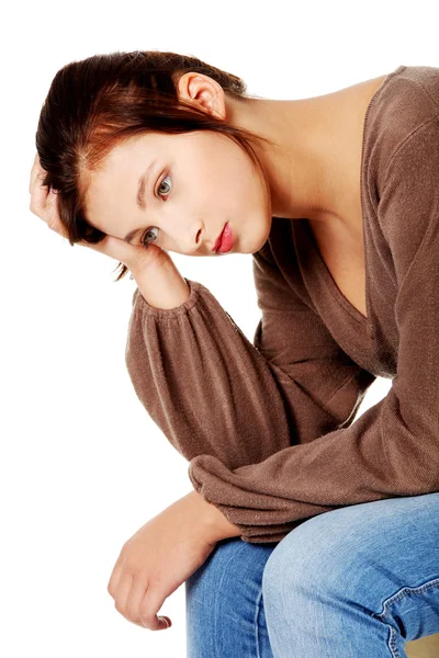 Smutný dospívající dívka v depresi myšlení a dotýká její hlavu. — Stock fotografie