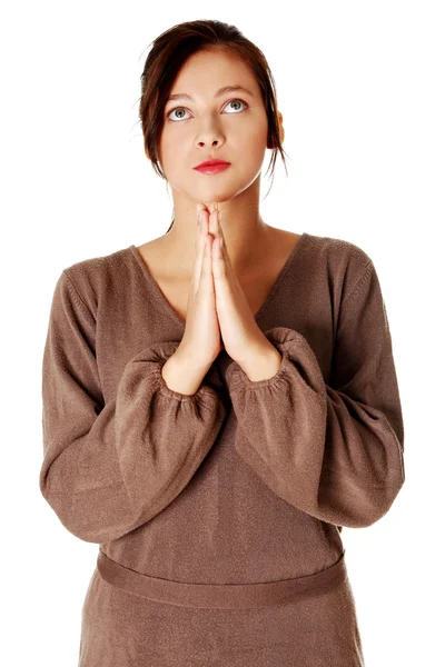 Молодая девушка стоит и молится . — стоковое фото