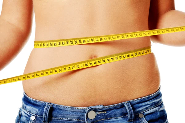 Ženy měření její břicho. — Stock fotografie