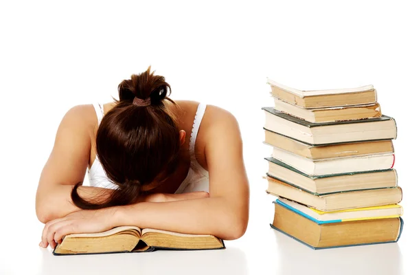 Νεαρή κοπέλα κοιμάται στο βιβλίο. — Φωτογραφία Αρχείου