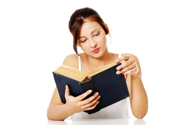 Hübsches Mädchen liest ein Buch. — Stockfoto