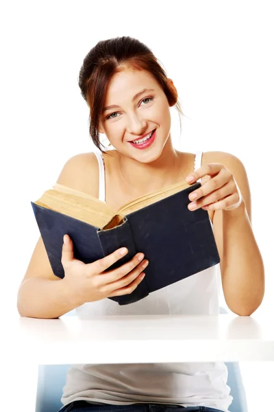 Sorrindo menina segurando um livro aberto . — Fotografia de Stock