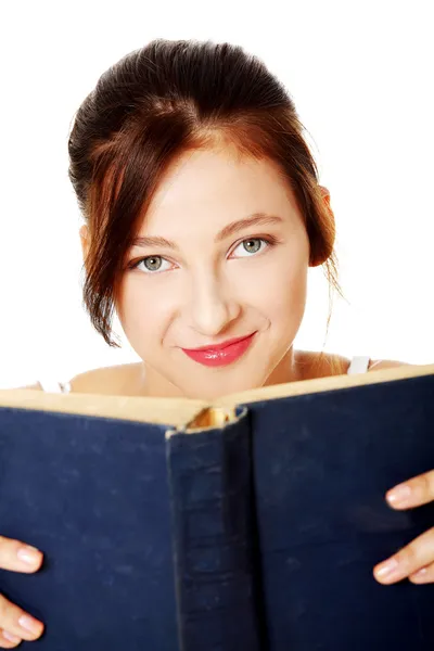 Fechar em sorrir menina segurando livro aberto . — Fotografia de Stock