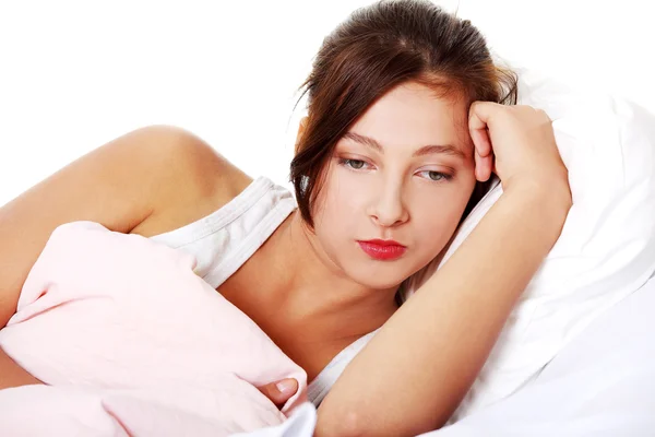 Denkende Teenager Mädchen im Bett. — Stockfoto