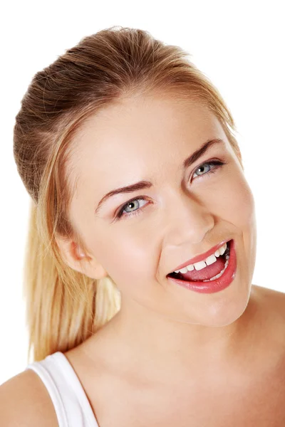 Blondes Mädchen lächelt mit offenem Mund. — Stockfoto