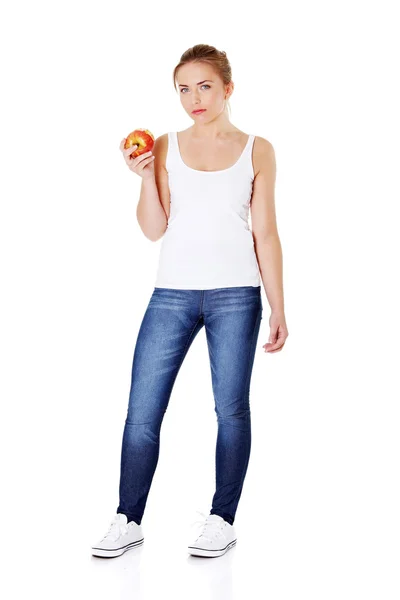 Chica joven comiendo una manzana . — Foto de Stock