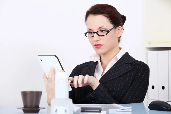 Femme d'affaires utilisant une tablette . — Photo