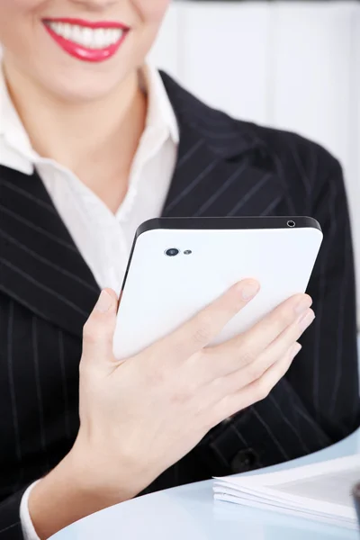 Närbild på handen håller tablet. — Stockfoto