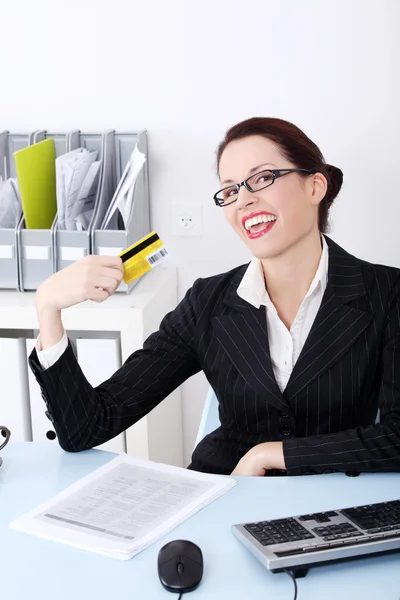 Szczęśliwy bizneswoman gospodarstwa karta kredytowa. — Zdjęcie stockowe