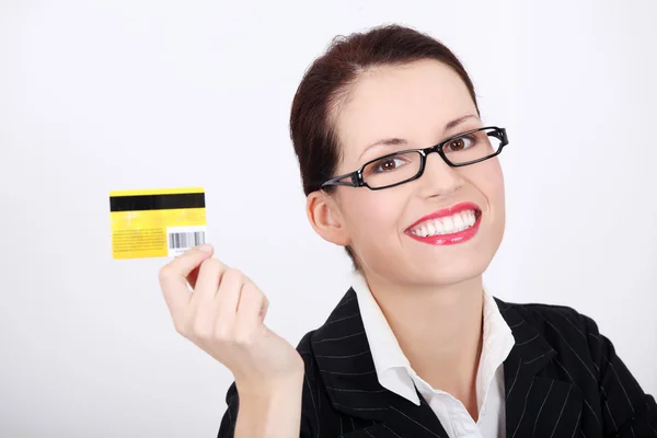 Geschäftsfrau zeigt Kreditkarte. — Stockfoto