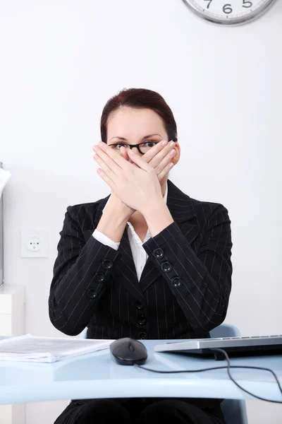 Businesswoman covering her face with her hands. — Stock Photo, Image