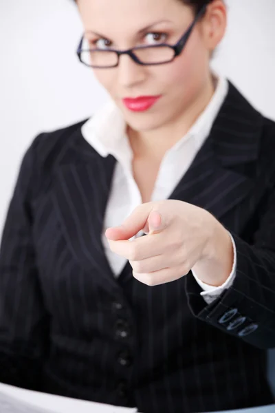 Femme d'affaires vous montrant du doigt . — Photo